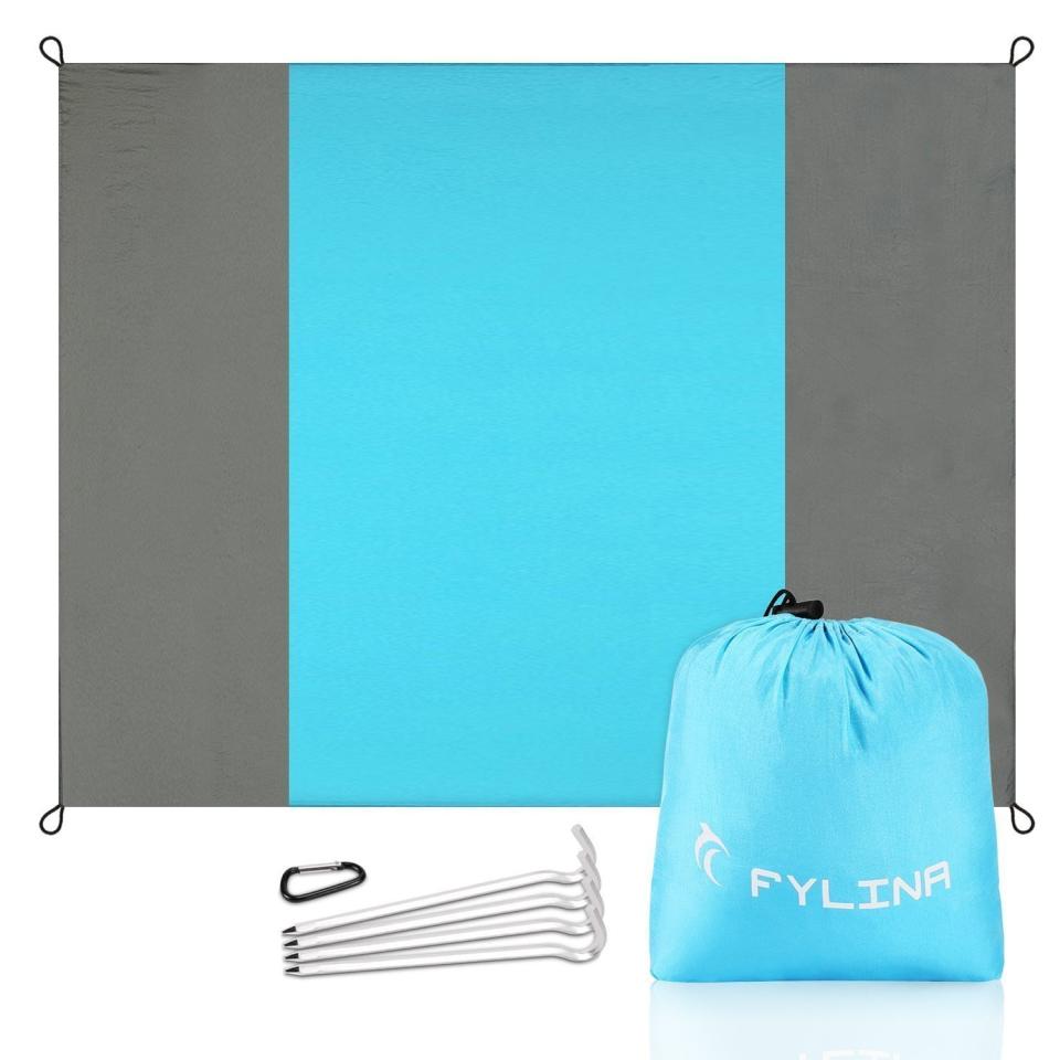 Get it <a href="https://www.amazon.com/FYLINA-Resistant-Oversized-Blankets-Lightweight/dp/B071RBL633/ref=pd_cp_468_1?_encoding=UTF8&amp;pd_rd_i=B071RBL633&amp;pd_rd_r=PK76BM858AX5TGX1FS80&amp;pd_rd_w=5AeUS&amp;pd_rd_wg=GWHQS&amp;psc=1&amp;refRID=PK76BM858AX5TGX1FS80" target="_blank">here</a>.&nbsp;