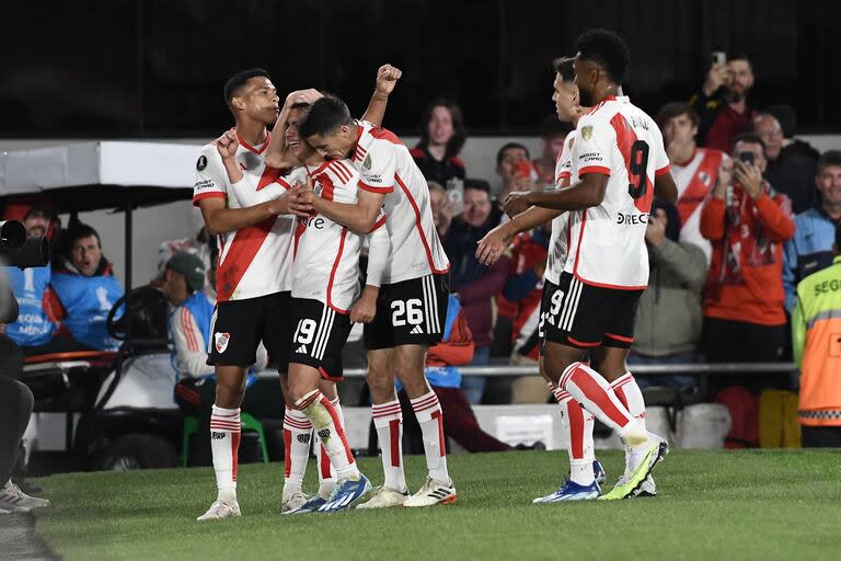 El festejo de varios jugadores con el Diablito Echeverri, en el partido de River ante Nacional en la Copa Libertadores