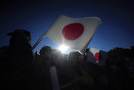 <p>Zehntausende warten mit Nationalflaggen auf den offiziellen Auftritt des japanischen Kaisers Akihito mit seiner Familie in Tokio. Anlässlich des Neujahrsfestes hielt er seine letzte Rede – im April wird er abdanken. Akihito übergibt den Thron dann an seinen ältesten Sohn, Kronprinz Naruhito. (Bild: AP Photo/Eugene Hoshiko) </p>