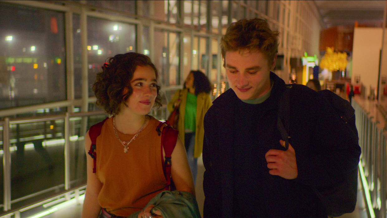  Haley Lu Richardson and Ben Hardy in an airport in Love At First Sight. 