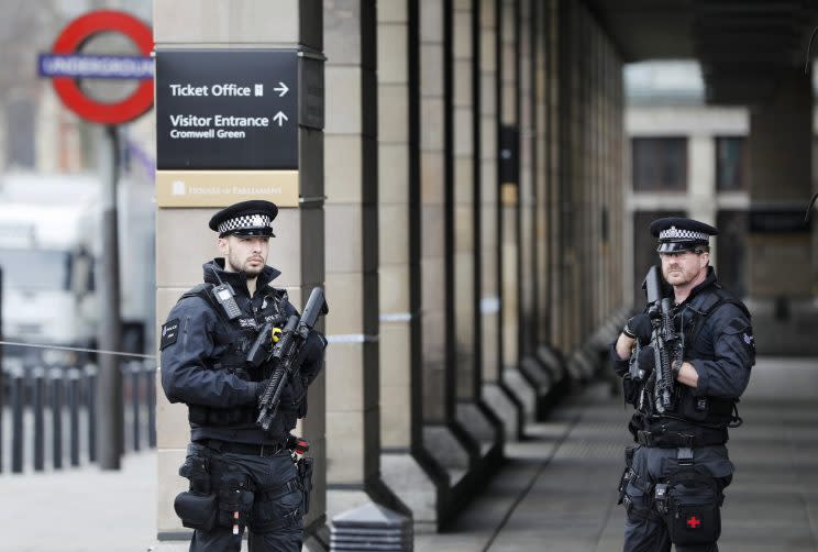 Polizisten sichern nach dem Terroranschlag in London eine Straße. (Bild: Reuters)