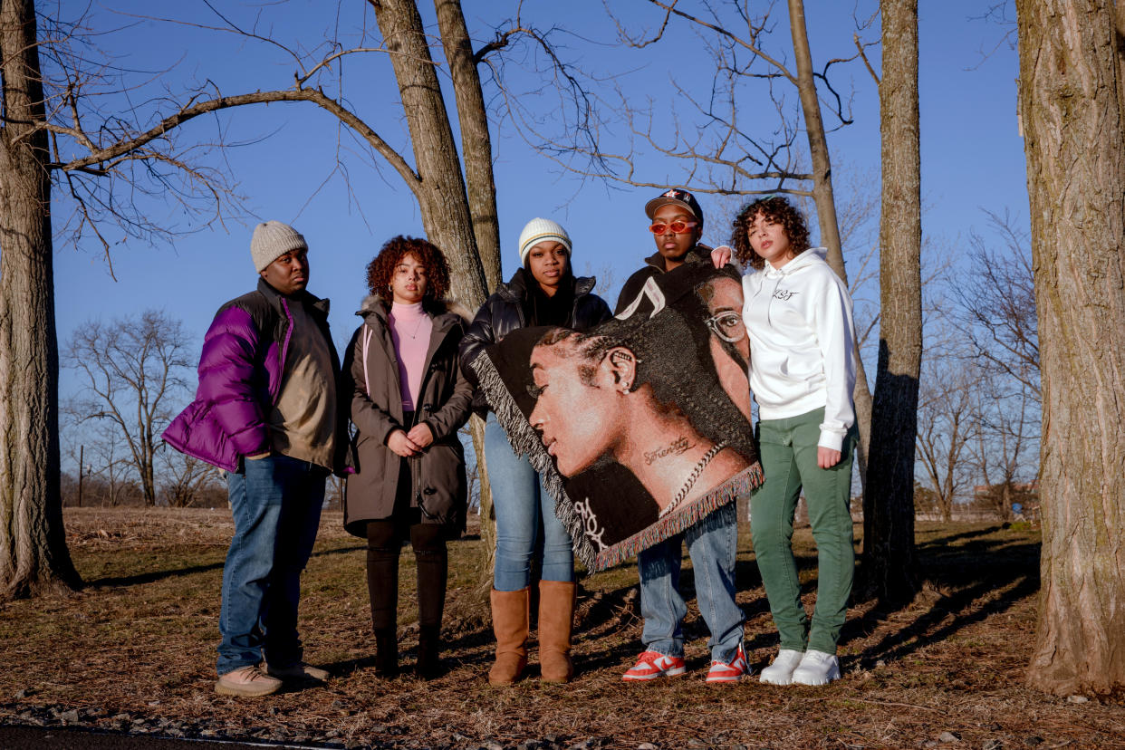 De izquierda a derecha, Ray Rose, Miryam Abdul-Hakeem, Alontia Moore, Justin Evans-Smith y Verónica DeLeon en el Parque Kosciuszko en Stamford, Connecticut, el 6 de febrero de 2022. (Yehyun Kim/The New York Times)