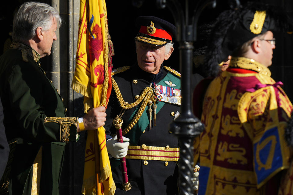 El rey Carlos III sale de la Catedral de San Giles tras marchar en el cortejo fúnebre de la reina Isabel II en Edimburgo, Escocia, el lunes 12 de septiembre de 2022. (Foto APPetr David Josek)