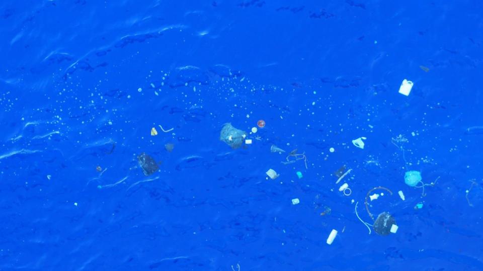 空拍照可輕易發現，太平洋上漂浮許多塑膠垃圾。 翻攝The Ocean Cleanup臉書