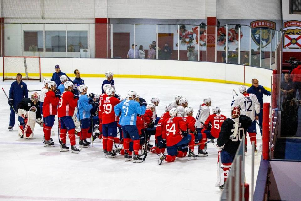 Florida Panthers head coach Paul Maurice speaks to players during 2022-23 Training Camp presented by Baptist Health at the Panthers IceDen in Coral Springs, Florida, on Thursday, September 22, 2022.