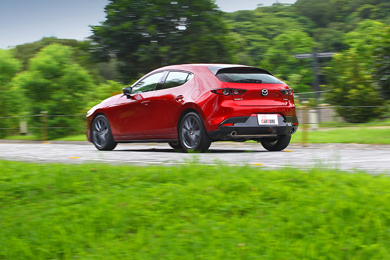 在彎中Mazda 3的GVC+系統能讓車輛穩穩行駛在正確路線。