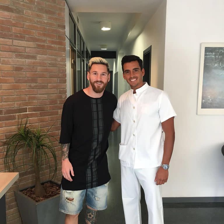 Guilermo Ardohain junto a Lionel Messi en su consultorio