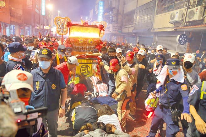 大甲媽祖經過9天8夜的遶境行程，18日深夜回鑾鎮瀾宮，信眾擠爆大甲街頭，沿路搶鑽轎腳。（黃國峰攝）