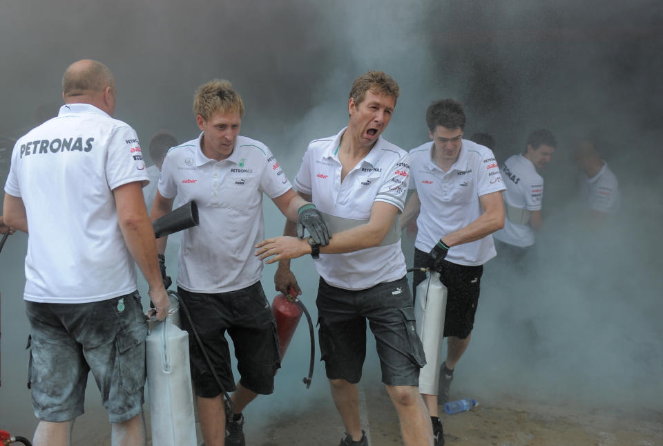 Les membres de l'équipe de l'écurie Williams tentent d'éteindre le feu qui a éclaté dans leur garage, après le Grand Prix de Formule 1 d'Espagne, dimanche, le 13 mai 2012. GettyImages