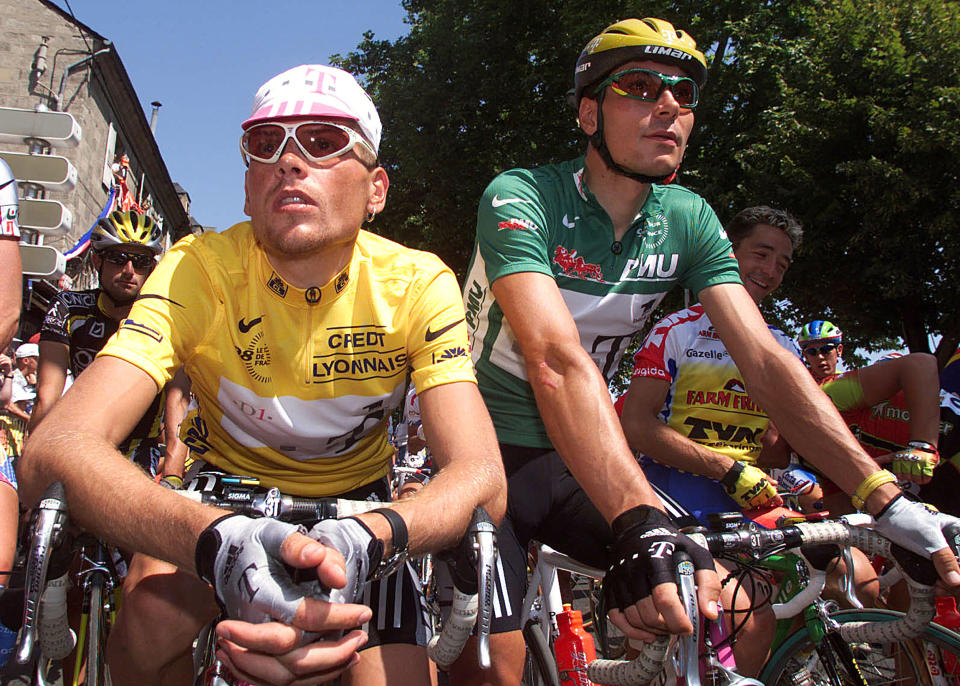 Jan Ullrich (links) mit seinem Teamkollegen Erik Zabel auf dem Höhepunkt ihrer Karrieren im Jahr 1998 bei der  Tour de France (Bild:: REUTERS/Paul Hanna/Files)