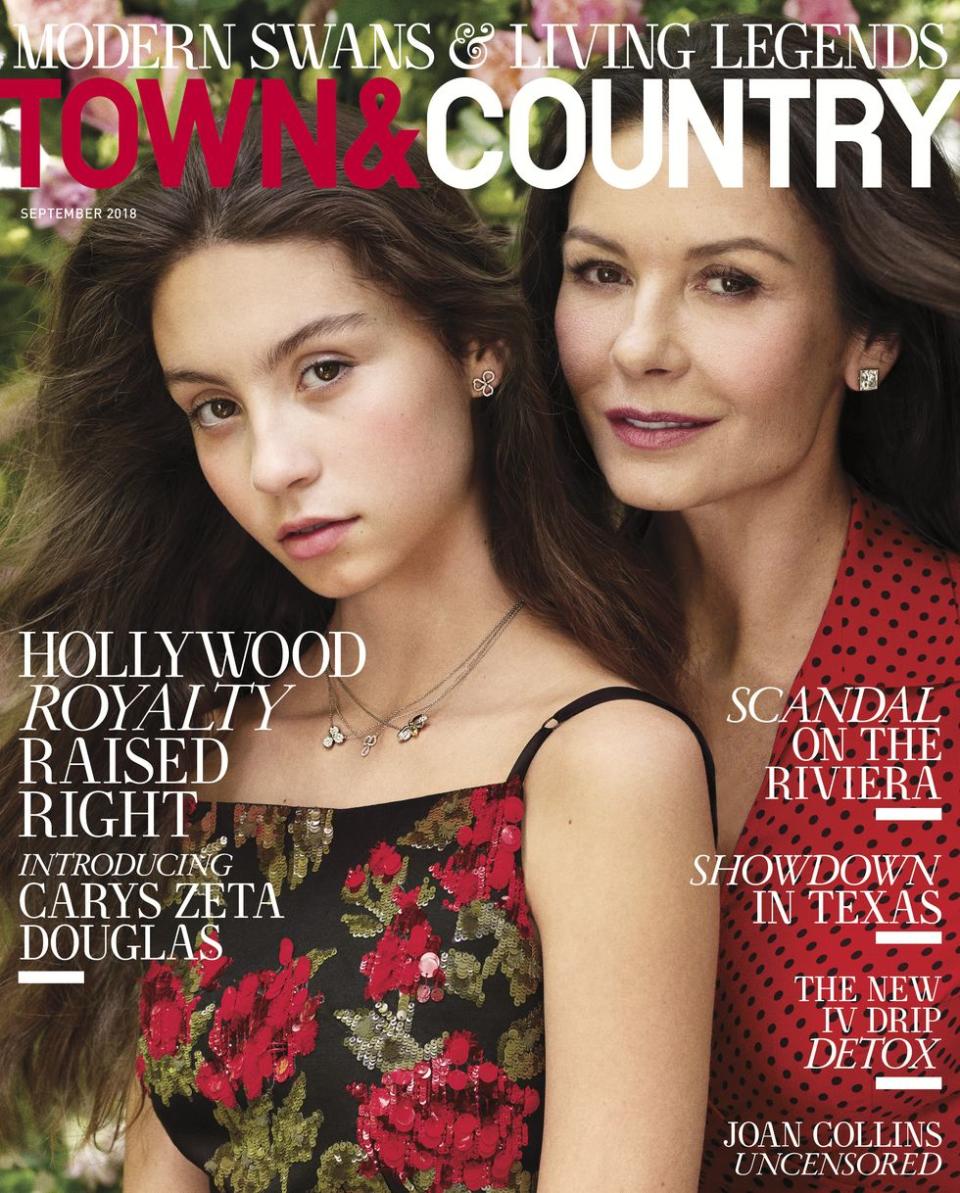 Carys Douglas und Catherine Zeta-Jones auf dem Titelblatt der Septemberausgabe 2018 der Zeitschrift „Town & Country“.