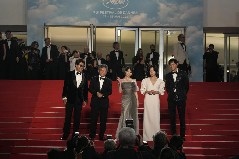 Song Kang-ho, de izquierda a derecha, el director Hirokazu Koreeda, Ji-eun Lee, Joo-Young Lee, y Dong-won Gang posan al salir de la premiere de “Broker”' en la 75a edición del Festival de Cine de Cannes en Francia el 26 de mayo de 2022. (Foto AP/Petros Giannakouris)