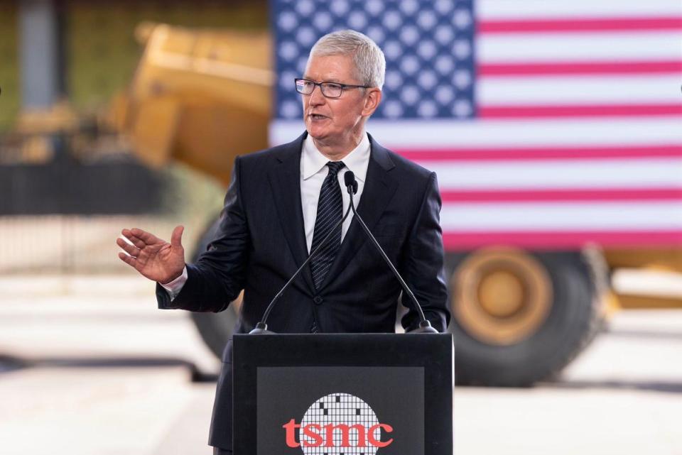 蘋果執行長Tim cook參加台積電美國廠進機儀式典禮。（翻攝Tim cook推特）