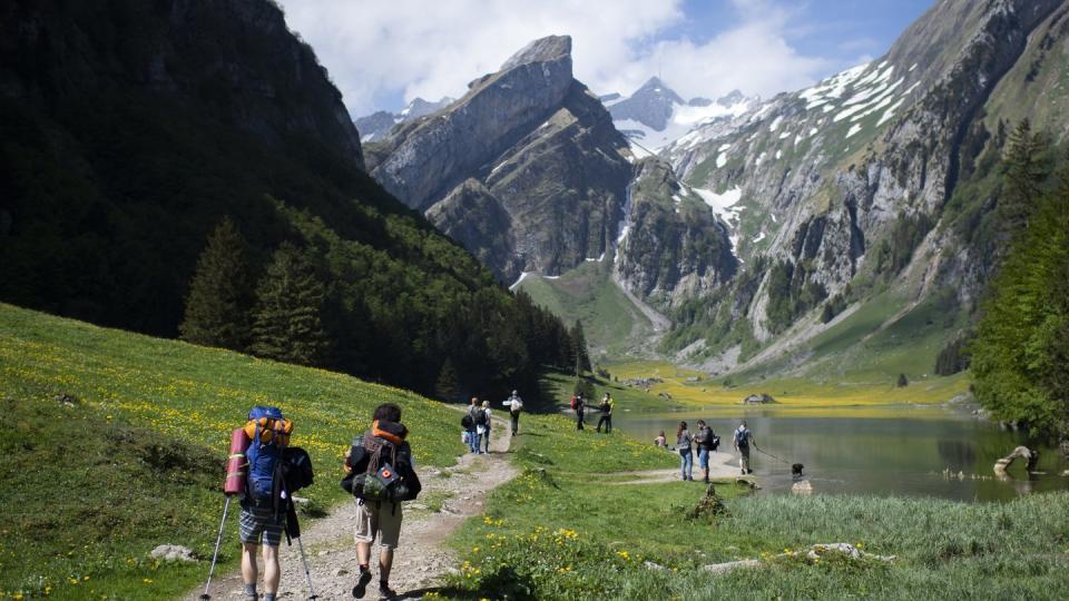 Touristen sind unterwegs am Seealpsee, einem beliebten Ausflugsziel im Alpstein-Gebirge.