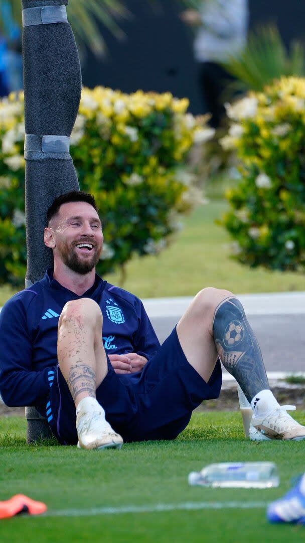 Lionel Messi sonriendo en el último entrenamieno del seleccionado argentino