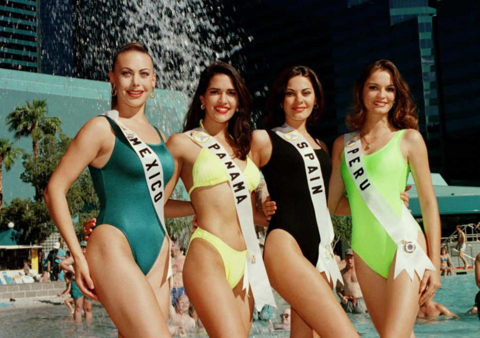 Ua foto de archivo de 1996, cuando Vanessa Guzmán (izquierda) representó a México en el concurso de Miss Universo en Las Vegas, Nevada (Getty Images)