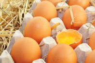 So gut wie alles, was den vorzeitigen Alterungsprozess verlangsamt, steckt in Eiern: Omega-3-Fettsäuren, Proteine, Zink sowie der Radikalfänger Selen und der Faltenglätter Biotin. Mit einem gekochten Ei am Morgen (am besten aus Grünlandhaltung) sind Sie nicht nur lange satt, Sie können sich ruhigen Gewissens auch mal die Gesichtsmaske sparen. (Bild: fotolia)