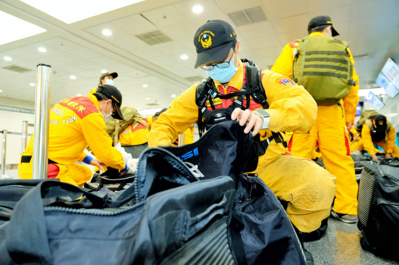 台灣國際搜救隊6日成立，40名先遣隊員已出發，預計今天中午到達土耳其，將前往災區協助救災。（中央社）