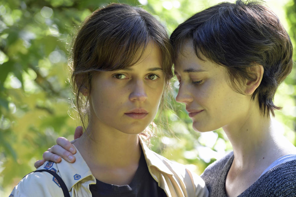 <p>Erst kürzlich hat Alicia Vikander (l.) als neue Lara Croft in „Tomb Raider“ ihr Starpotenzial bewiesen. Ab 24. Mai zeigt sie sich wieder von einer ganz anderen Seite. Sie und Ex-Bond-Girl Eva Green spielen im Film von Lisa Langseth entfremdete Schwestern. Ein gemeinsamer Urlaub soll sie einander wieder näherbringen. Doch dann der Schock: Greens Figur ist unheilbar an Krebs erkrankt und will in dem vermeintlichen Hotel – in Wahrheit eine Klinik – ihrem Leben ein Ende setzen. (Bild: Wild Bunch Germany) </p>