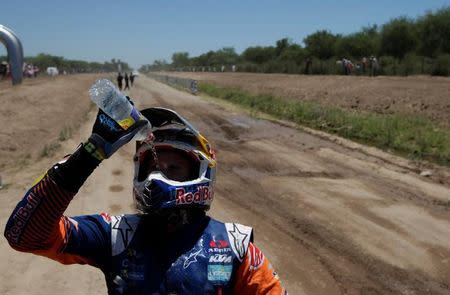 Dakar Rally - 2017 Paraguay-Bolivia-Argentina Dakar rally - 39th Dakar Edition - Second stage from Resistencia to San Miguel de Tucuman, Argentina 03/01/17. Sam Sunderland of Great Britain throws water on his face after riding his KTM. REUTERS/Ricardo Moraes