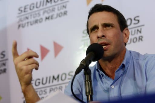 El líder opositor venezolano, Henrique Capriles, aceptó este miércoles la sentencia "vinculante" del Tribunal Supremo de Justicia (TSJ) avalando que Chávez continúe en la presidencia y su gobierno en ejercicio, a pesar de no jurar este jueves como previsto. (AFP | Leo Ramírez)