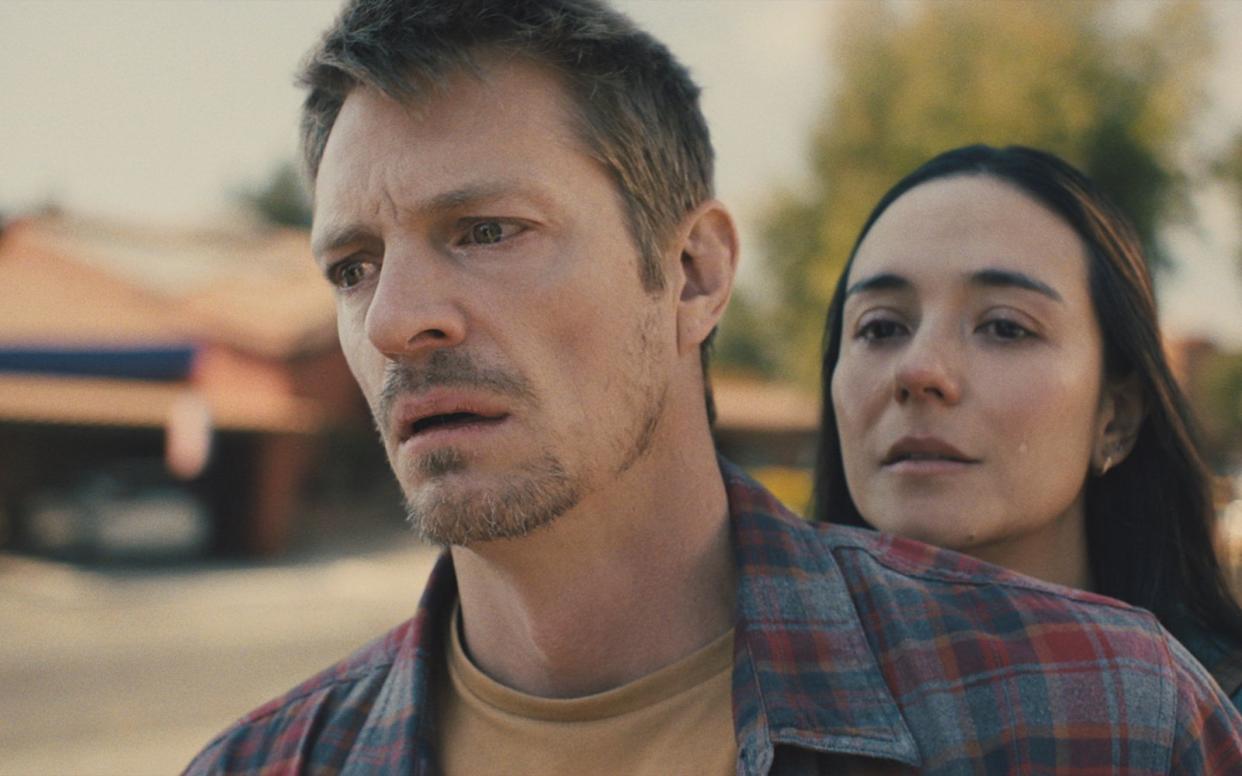 Wortlos wütend: Der verstummte Brian (Joel Kinnaman, mit Catalina Sandino) will sich an denen rächen, die seinen Sohn getötet haben. (Bild: Leonine / 2023 Lionsgate)