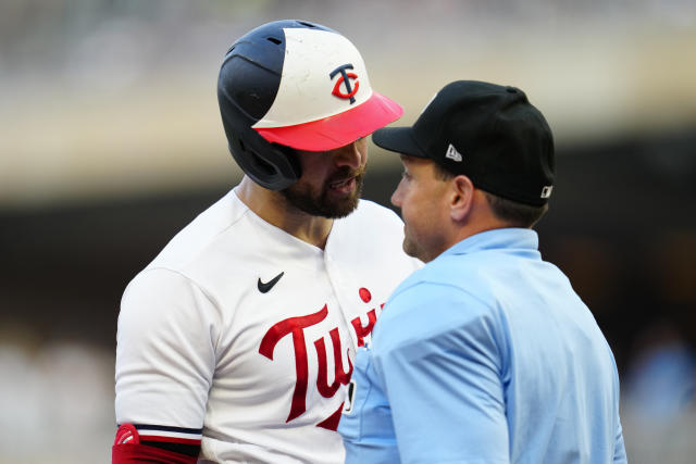 Farmer's single in the 10th carries Twins past Red Sox