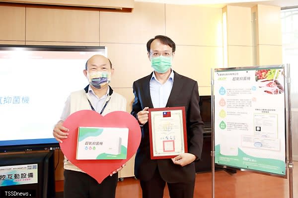 教育局歐人豪副局長（左）致贈感謝狀給宏碁基金會執行長郭劍成（右）。（記者王志誠攝）