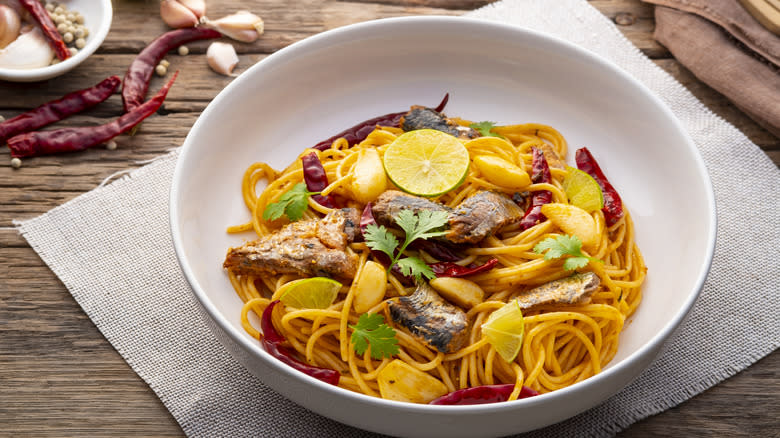 mackerel with spaghetti and garlic