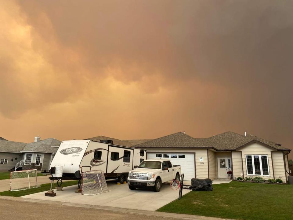 Smoky skies in Edson, Alta., on the evening of June 9, 2023, just before an evacuation order was issued for the town. (Submitted by Nicki Frison - image credit)