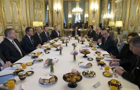 French President Francois Hollande (3rdR) holds a breakfast meeting with Britain's Prime Minister David Cameron (2ndL) at the Elysee Palace in Paris, France, November 23, 2015. REUTERS/Ian Langsdon/Pool