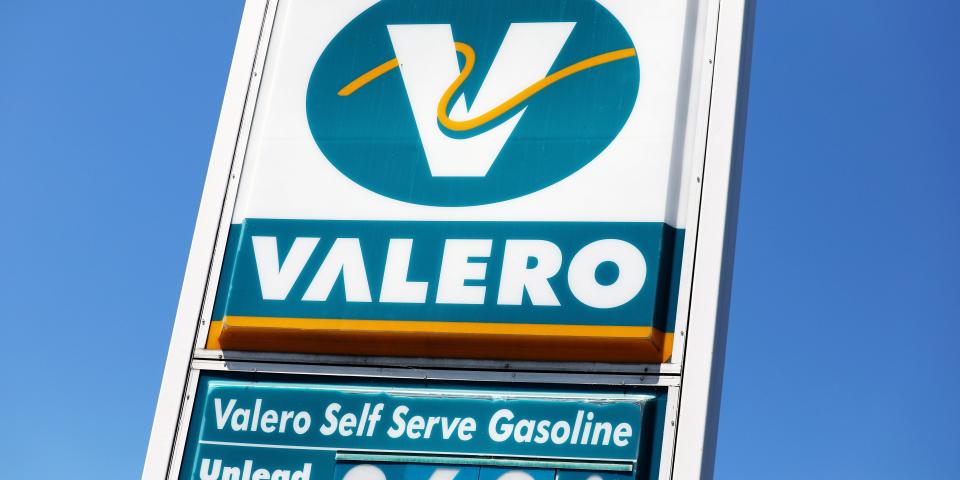 FILE PHOTO: A Valero Energy Corp. gas station is pictured in El Cajon, California, U.S., August 8, 2017.   REUTERS/Mike Blake/File Photo