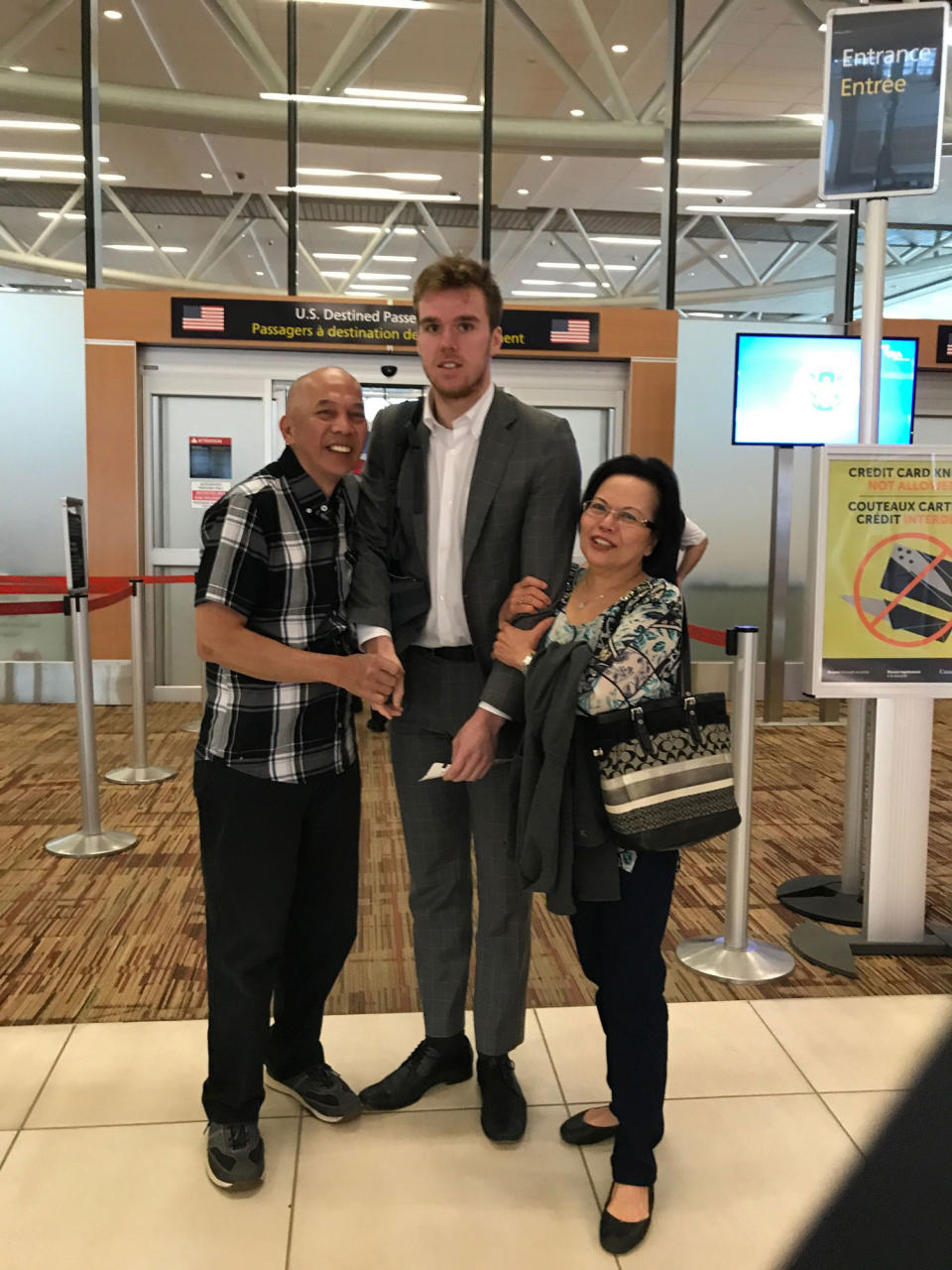 <p>Connor McDavid may have lost on the ice, but he won the Internet thanks to this wonderfully awkward airport photo. (@MargeauxMorin/Twitter) </p>