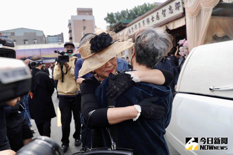 ▲馮寶寶（左）淚擁宗華遺孀。（圖／記者陳明中攝）