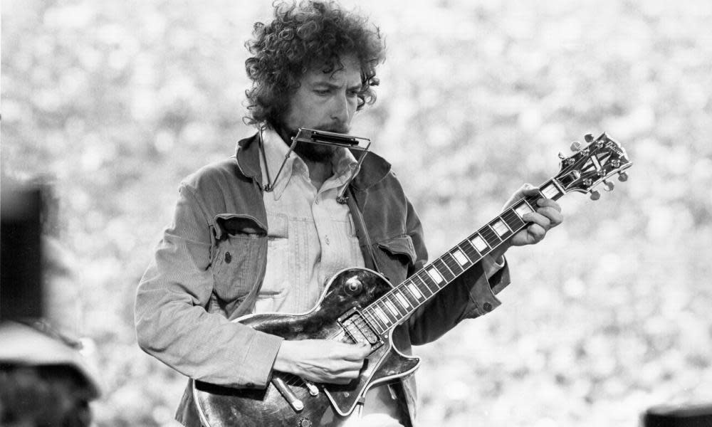 Bob Dylan on stage in a surprise performance at a benefit gig in San Francisco on 23 March 1975, two months after the release of Blood on the Tracks.