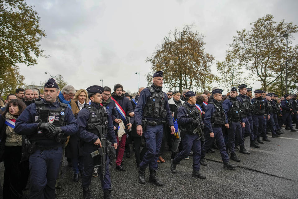La presencia policial en la marcha contra el antisemitismo, el 12 de noviembre de 2023, en París. (AP foto/Christophe Ena)