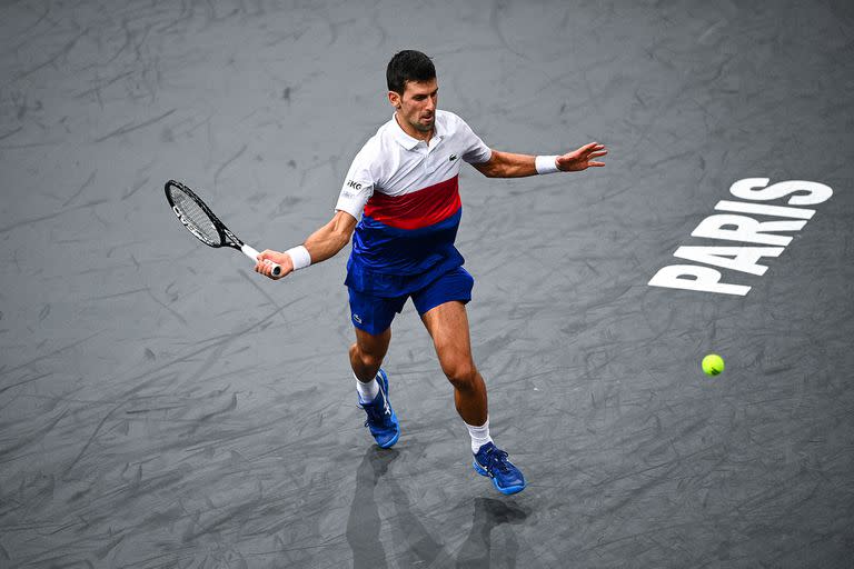 Novak Djokovic no necesitó transpirar para avanzar a cuartos en París