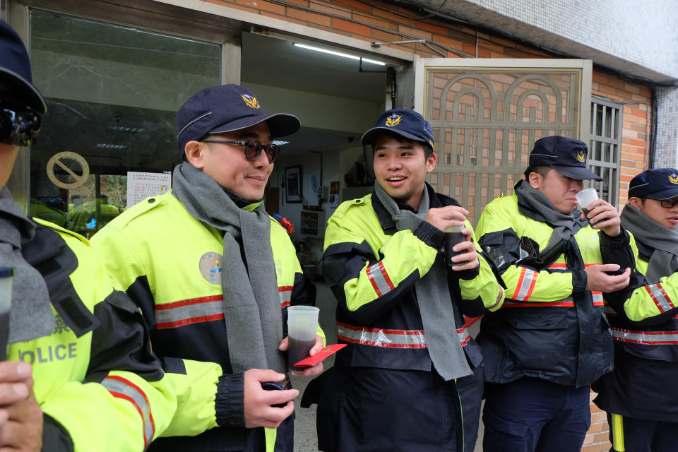 慈濟志工7日從新城分局到天祥派出所再到合歡山派出所、松雪樓，送上暖呼呼的薑茶，為值勤員警們圍上圍巾，發送證嚴法師贈送的福慧紅包，員警們收到滿滿的祝福很感動也很開心。