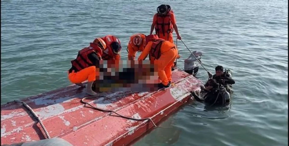 一艘中國籍漁船越界捕魚，遭金門海巡隊查緝，該船拒檢並蛇行翻覆，造成2人身亡。（翻攝畫面）