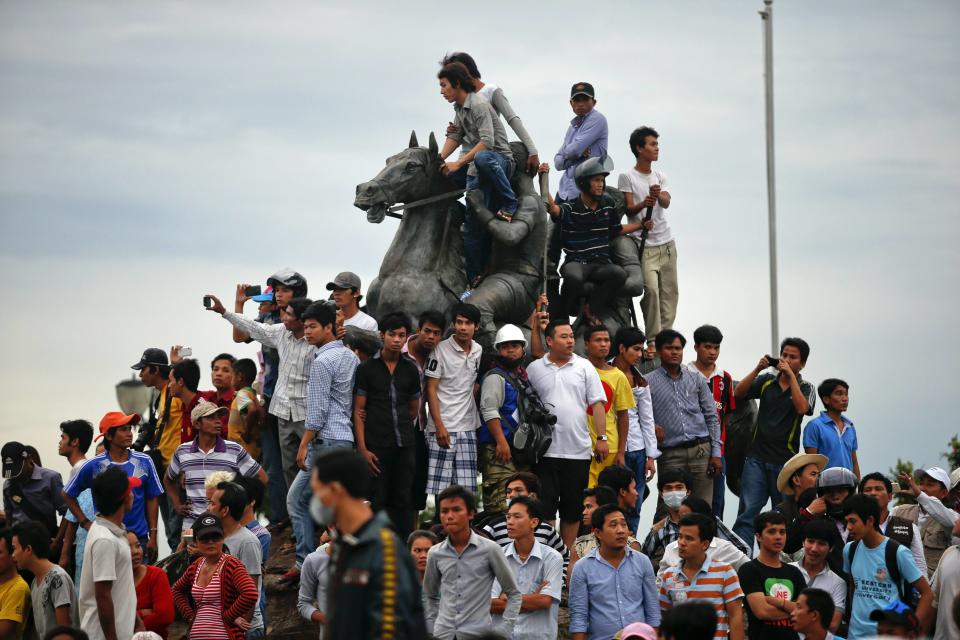 Supporters of the opposition Cambodia National Rescue Party (CNRP) gather near the Royal Palace after clashes with policemen, in central Phnom Penh September 15, 2013. (REUTERS/Athit Perawongmetha)