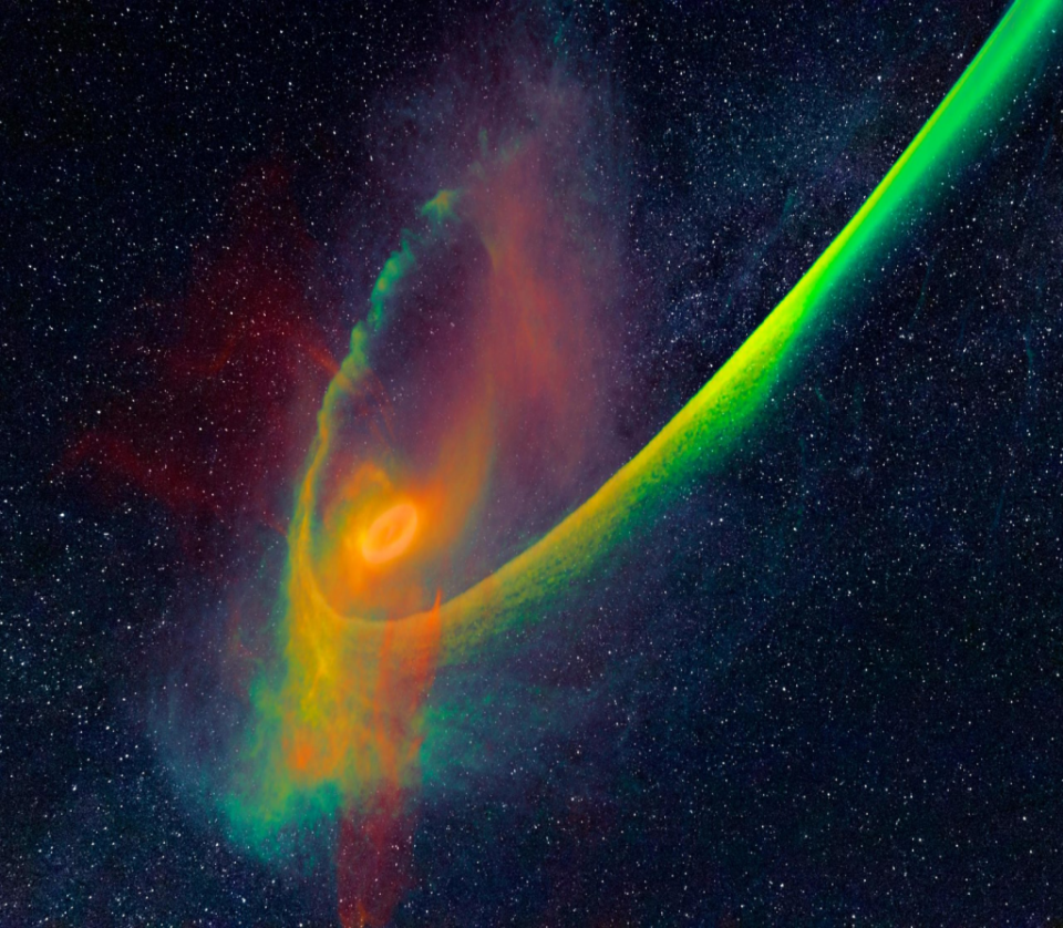 當恆星經過超大質量黑洞時，黑洞的潮汐力量會將其撕成兩半。其中一半被拋出遠離黑洞，而另一半則掉回黑洞。這幅圖片是Steinberg和Stone進行的模擬結果，展示了掉入黑洞的那一半的密度（呈綠藍色）以及由震波產生的熱量（呈白紅色）。（圖／Elad Steinberg）