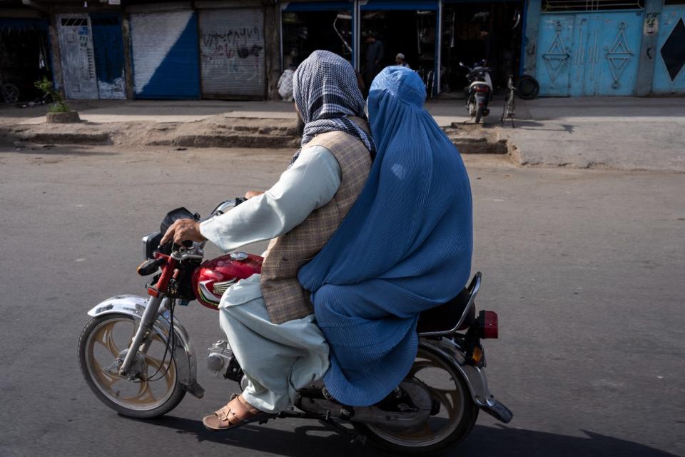 2023年6月4日，阿富汗赫拉特省（Herat）一名男性騎摩托車載著一名女性。美聯社