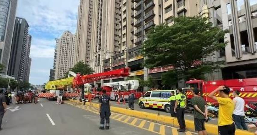 新竹東區發生社區大樓火警，上午仍有216人待救援，加上周一上班車潮，交通一度癱瘓。（圖／翻攝畫面）