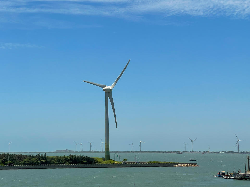 彰芳暨西島離岸風電計畫與中能風場正式落成「風場運維基地」，圖為彰濱工業區設置的風機。圖／記者楊絡懸攝
