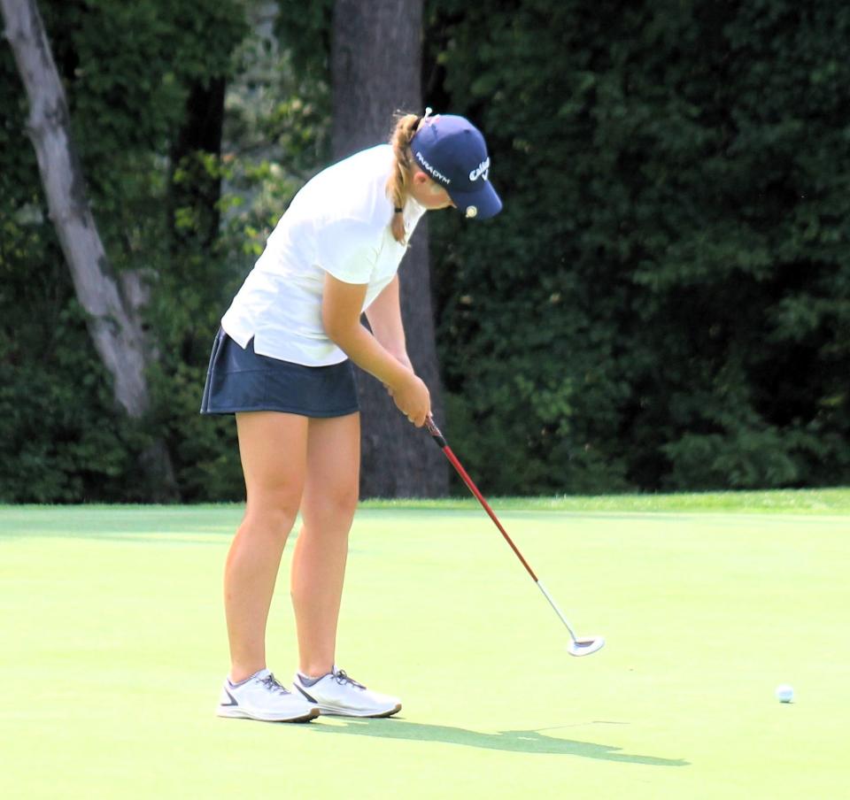 Carys Fennessy, de Dover, hace este putt para birdie en el hoyo 18 en el Rochester Country Club durante la segunda ronda del Women's State Am.