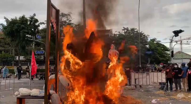 民眾焚燒總理巴育的草編人像。（圖／泰國自由青年粉專）