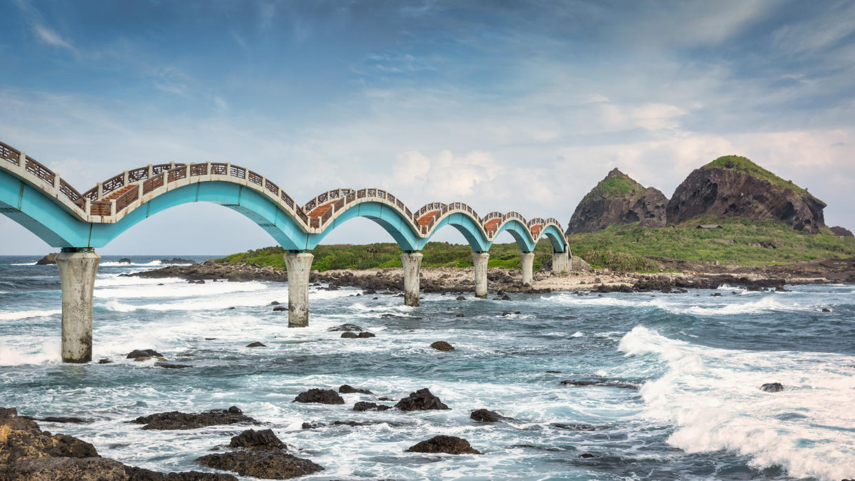 The iconic Sanxiantai Dragon Bridge in Taitung. (Photo: Gettyimages)