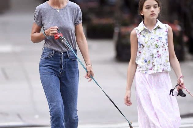 <p>Katie Holmes et sa fille Suri Cruise à New York le 19 août 2019</p>