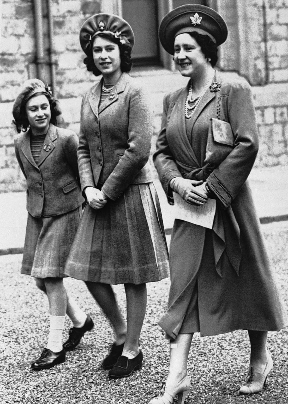 ARCHIVO – La princesa Isabel, de 16 años, centro, con su madre la reina Isabel y su hermana menor la princesa Margarita al caminar por el Castillo de Windsor para pasar revista a los Guardias Granaderos el 19 de mayo de 1942 en Windsor. La reina Isabel tiene uno de los estilos más documentados de la historia. (Foto AP, archivo)