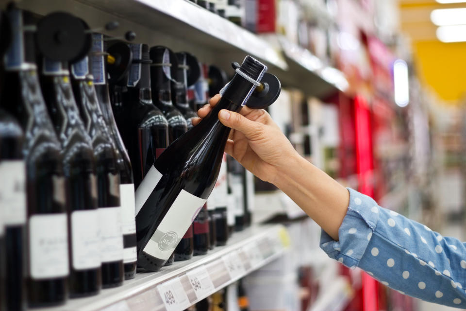 Ist das wirklich die Richtige für mich? Wein-Tipps kann man sich vor dem Kauf übers Smartphone holen (Bild: Getty Images)